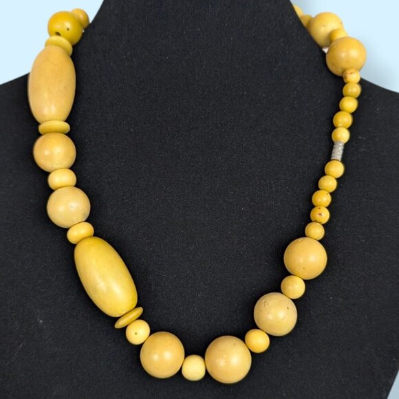 V. 1940s Beetle Plastic Beaded Necklace - Picture 4 of 6